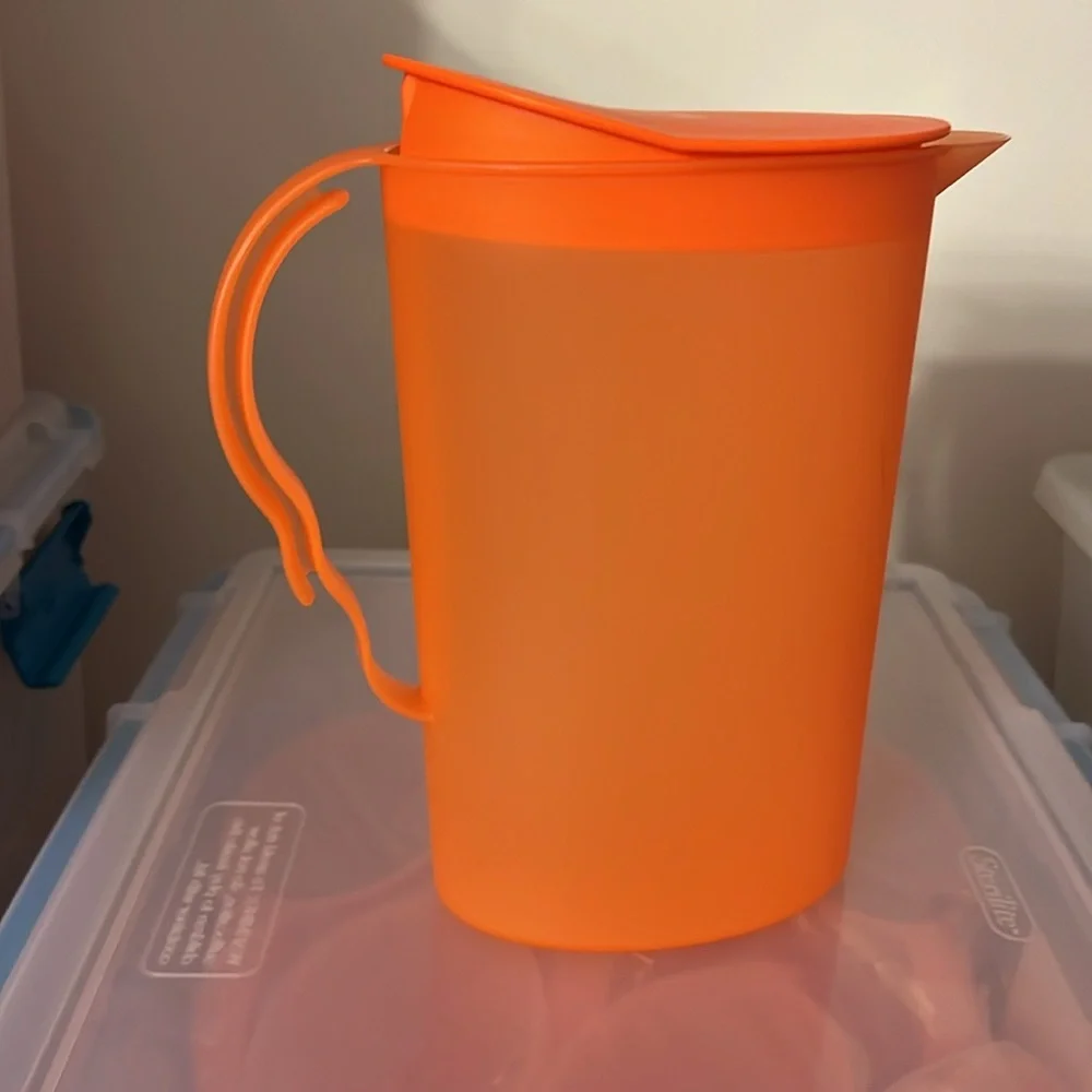 NEW TUPPERWARE® IMPRESSIONS 2-QT. PITCHER